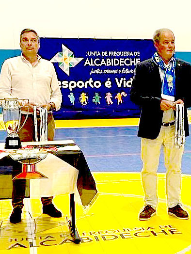 Futsalistas do Estoril Praia receberam troféu e medalhas de campeões distritais(tx)